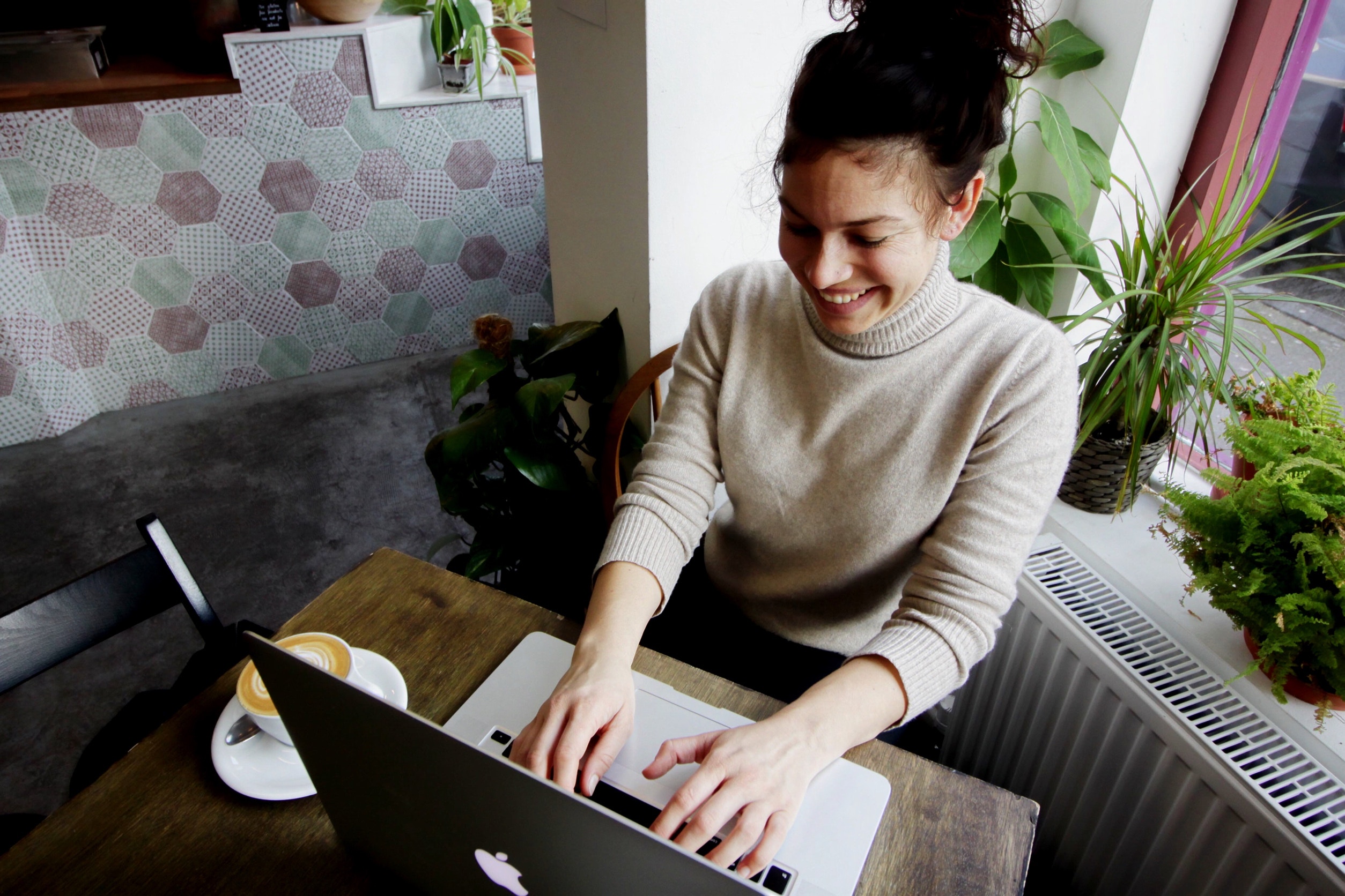 Saubere Luft im Büro - Frau die am Laptop im Büro sitzt